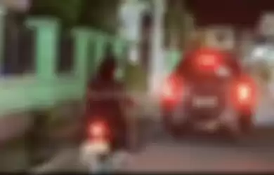 Netizen menanyakan keberadaan mobil patroli polisi yang tertangkap kamera ikut mengejar mobil sopir lansia yang terus diteriaki maling itu. 