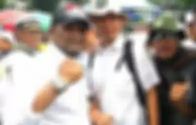 Foto Munarman menyiram air ke wajah pakar UI di depan jenderal polisi bikin heboh. Kini, Kepala BNPT ungkap alasan Munarman ditangkap.