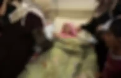 Istri tahanan Palestina di penjara Israel Ra'fat al-Qarawi, terbaring di ranjang rumah sakit setelah melahirkan bayi laki-laki.