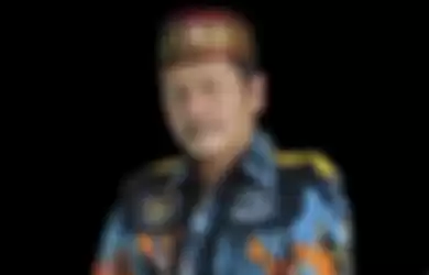 Anggota GMBI yang menaiki Maung Lodaya di Polda Jabar terlihat menangis kejer. Bahkan petugas berusaha menenangkan pemuda itu.
