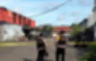 Polisi berjaga di lokasi bentrokan tempat hiburan malam Double O di Sorong Papua Barat. 