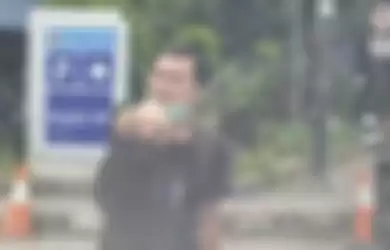 Foto pelaku pemerasan modus tabrak lari berasal dari tangkapan layar video viral yang merekam aksi gagalnya itu. Kini, diburu polisi.