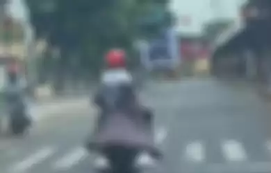 Cewek berhijab perhatikan kain yang dipakai saat dibonceng motor