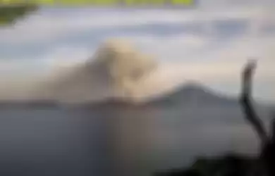 Foto erupsi anak krakatau Jumat (04/02)