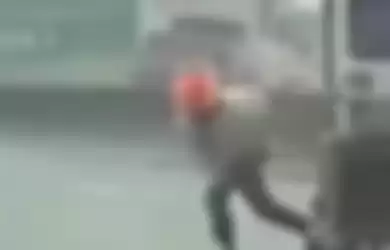 Viral video pesepeda motor lolos dari maut.