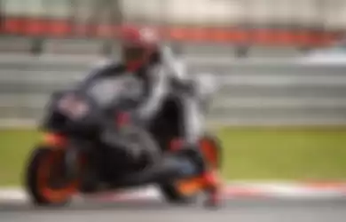 Pembalap Repsol Honda, Marc Marquez, saat menjalani tes pramusim MotoGP di Sirkuit Sepang, Malaysia, 5 Februari 2022.