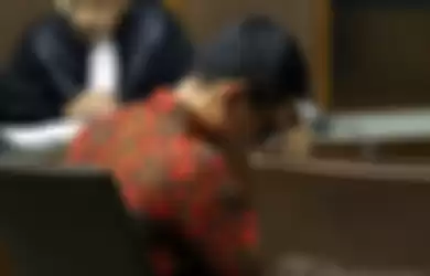 Zumi Zola menangis usai mendengar putusan hakim