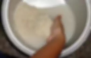 Mencuci beras