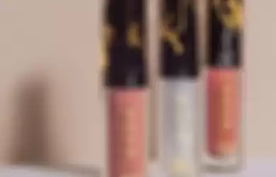 Rekomendasi lip gloss dari brand kosmetik selebriti: Sada by Cathy Sharon.