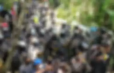 Ratusan polisi tampak mengepung Desa Wadas, Purworejo, Jawa Tengah. 