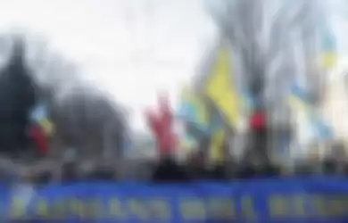 Warga Ukraina berunjuk rasa di Kyiv pada Sabtu (12/2/2022).