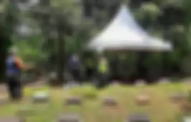 Makam Dorce Gamalama tengah dipersiapkan oleh petugas operator pemakaman TPU Bantar Jati, Setu, Jakarta Timur.