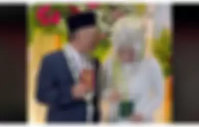 Cuplikan video pernikahan pria berusia 61 tahun dengan cinta pertamanya.