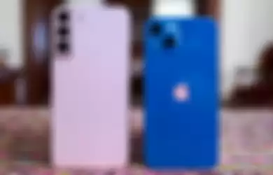 Samsung Galaxy S22 (kiri) dan iPhone 13 (kanan)