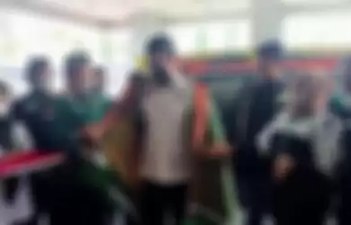 Tommy Kurniawan terkejut saat digerebek petugas keamanan di rumahnya. Foto anggota DPR menjadi sorotan usai kejadian itu.