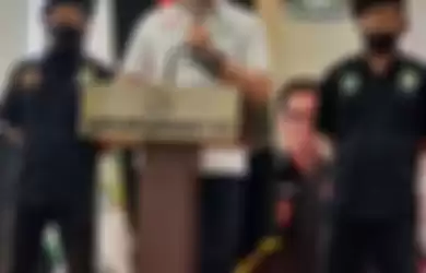 Tommy Kurniawan terkejut saat digerebek petugas keamanan di rumahnya. Foto anggota DPR menjadi sorotan usai kejadian itu.