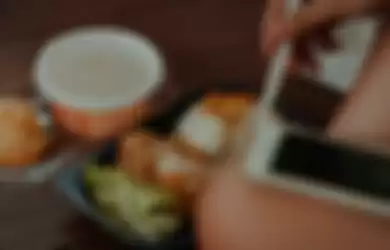 Ilustrasi makan dengan sendok plastik