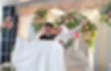 Steno Ricardo mantan Mawar AFI menggendong Susi Latifah yang ia nikahi setelah ceraikan Mawar AFI