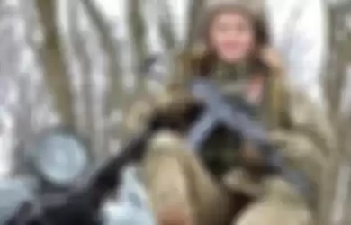 Foto tentara wanita Ukraina menjadi sorotan lantaran kerap menebar pesona di media sosial. Ini alasan perempuan mati-matian ikut angkat senjata.