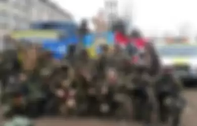Batalion Azov dari Garda Nasional Ukraina menjadi sorotan. Foto mereka mengejari seornng nenek menembak dengan AK-47 viral. 
