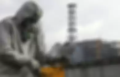 Seorang pria di kawasan reaktor Chernobyl yang pernah menjadi lokasi bencana nuklir