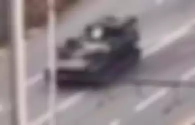 Tank sengaja tabrak mobil di Ukraina.
