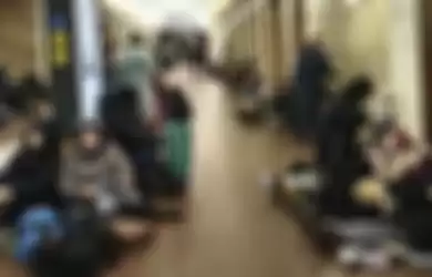 Warga Ukraina berlindung di sebuah stasiun kereta bawah tanah di ibu kota Kiev.