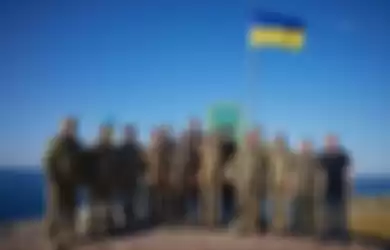 Presiden Ukraina terlanjur memberikan pernyataan resmi 13 tentaranya tewas diterjang bom. Pihak Rusia merilis foto mengejutkan.