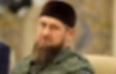 Sosok Ramzan Kadyrov pemimpin Muslim Republik Chechnya menjadi perbincangan. Dia mengerahkan tentaranya untuk melawan Ukraina.