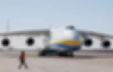 Foto pesawat terbesar dunia milik Ukraina hancur dalam serangan Rusia membuat netizen menangis. Donald Trump menepuk dadanya. 