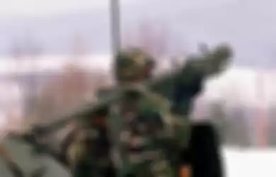Seorang tentara ketika membidik targetnya menggunakan rudal Strela