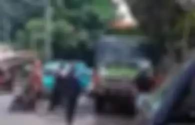 Pria berotot menganiaya sopir truk di lampu merah Cibubur. Bermula dari masalah sepele, pria itu langsung membanting sopir truk.  