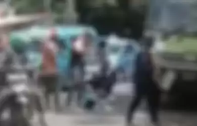 Pria berotot menganiaya sopir truk di lampu merah Cibubur. Bermula dari masalah sepele, pria itu langsung membanting sopir truk.  