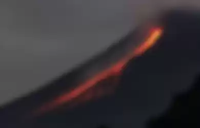 Gunung Merapi mengeluarkan guguran lava pijar terlihat dari Dusun Turgo, Desa Purwobinangun, Kabupaten Sleman, Kamis (23/12/2021).