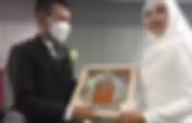 Foto nikah beda agama di Semarang viral. Netizen resah melihat foto pasangan pengantin itu. Ulama Tahah Air kompak satu suara. 