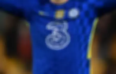 Logo Tri yang ada di jersey utama Chelsea