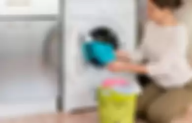 Ilustrasi Mencuci Baju dengan Mesin Cuci 