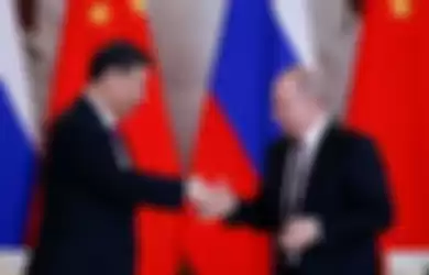 Presiden China Xi Jinping ketika berjabat tangan dengan Presiden Rusia Vladimir Putin.