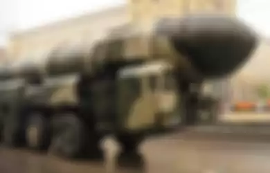 Bom Nuklir RT-2PM ICBM yang diangkut menggunakan truk militer