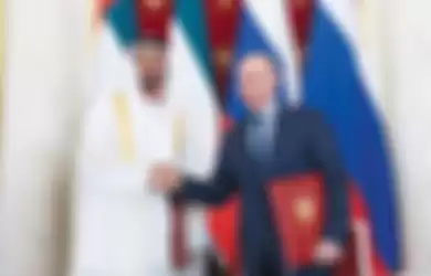 Presiden Rusia Vladimir Putin (kanan) bersalaman dengan Sheikh Mohammed bin Zayed, Putra Mahkota Abu Dhabi