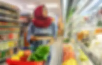 Ilustrasi belanja di supermarket dengan promo Lebaran