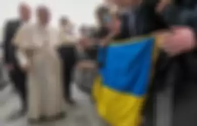 Paus Fransiskus saat bertemu umat Katolik yang menyuarakan perdamaian di Ukraina