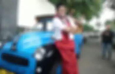 Rano Karno bersama Morris Minor Traveller oplet si Doel yang legendaris. 