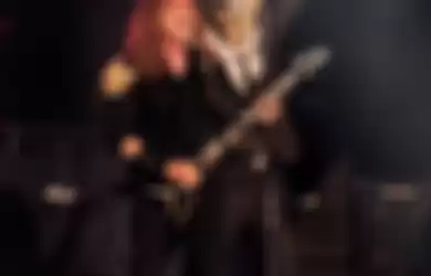 Dave Mustaine bersama Vic Rattlehead yang merupakan simbol Megadeth