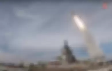 Peluncuran rudal hipersonik Rusia Kinzhal dari atas kapal perang