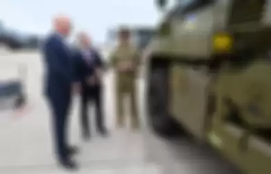 Menteri Pertahanan Australia dan Duta Besar Ukraina untuk Australia  saat memeriksa kendaraan Bushmaster