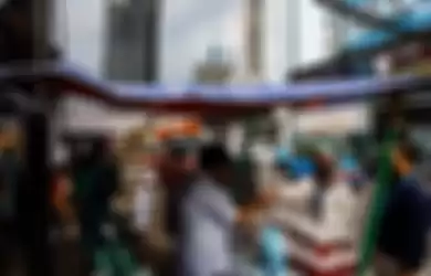 Warga membeli makanan untuk berbuka puasa di kawasan Bendungan Hilir (Benhil), Jakarta Pusat, Selasa (13/4/2021). Menjelang ifthar atau buka puasa hari pertama Ramadhan 1442 Hijriyah, sejumlah pedagang telah bersiap menjajakan takjil sejak pukul 16.00 WIB.