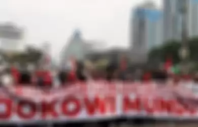 Emak-emak yang ikut aksi demo di Kawasan Patung Kuda, Jakarta Pusat