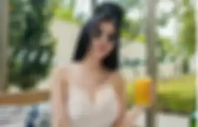 Maria Vania mengaku sering dapat tawaran jadi istri kedua pejabat-pejabat. Dia bahkan dibebaskan minta apa pun dari rumah hingga mobil mewah.