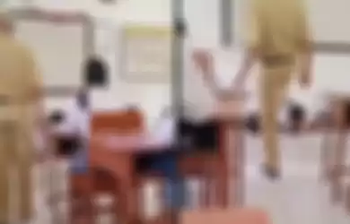 Viral video Kepala sekolah injak bahu siswa.